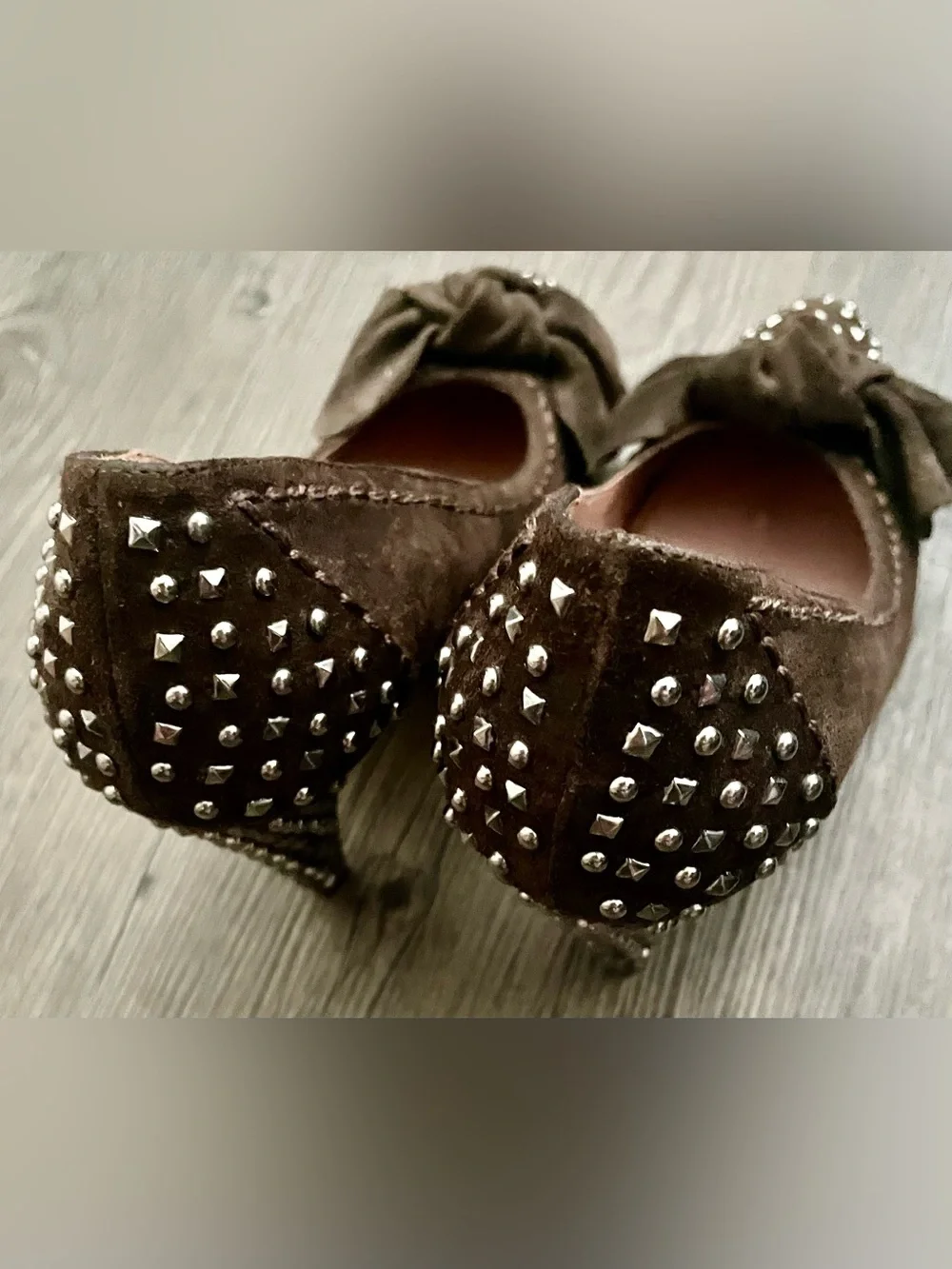 🍸 Prada Brown Suede Pointed-Toe Studded Bow Pumps 🍸
